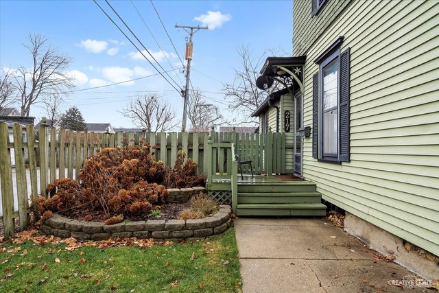 217 Washburn Street UPPER, Elgin, IL 60123