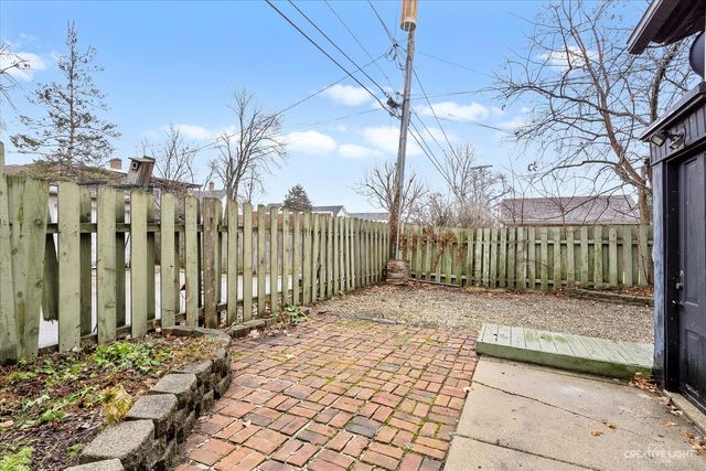 217 Washburn Street UPPER, Elgin, IL 60123