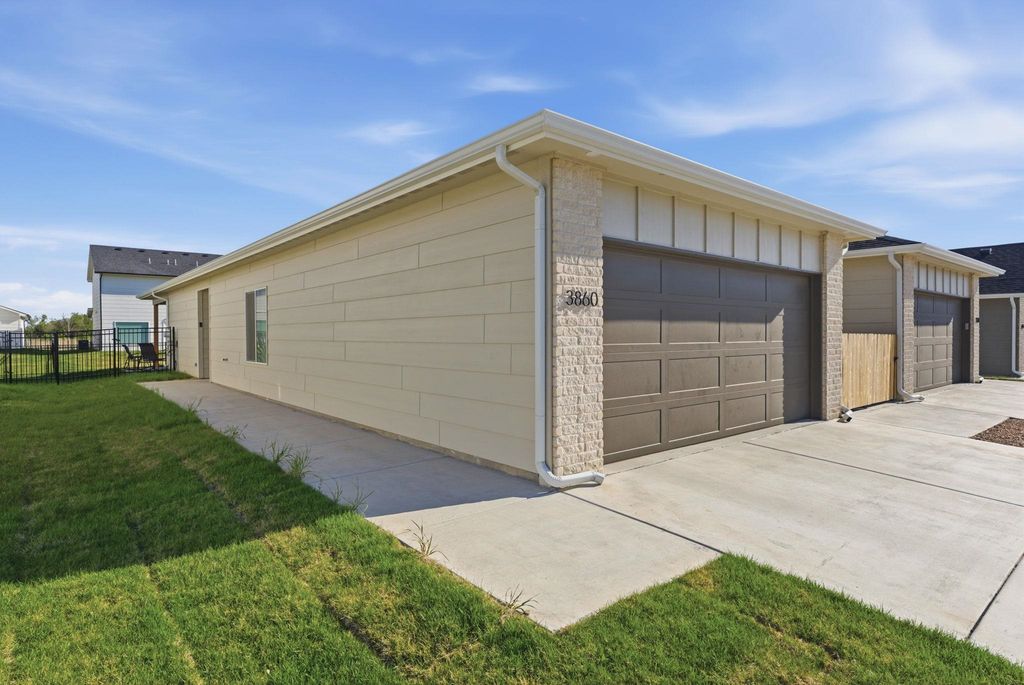 3855 W Longleaf St, Wichita, KS 67205