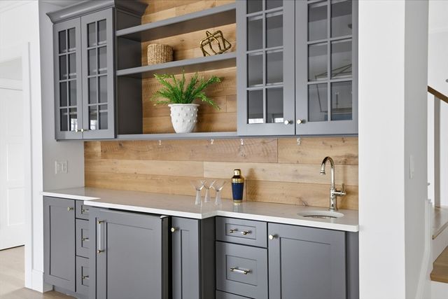 28 Marsh St, Hingham, MA 02043