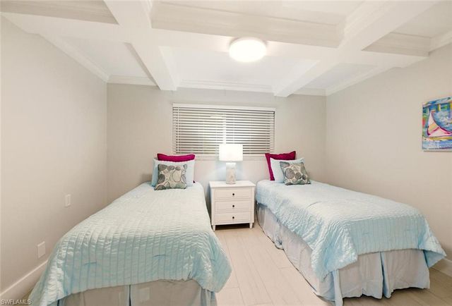 900 8th AVE S 103, Naples, FL 34102