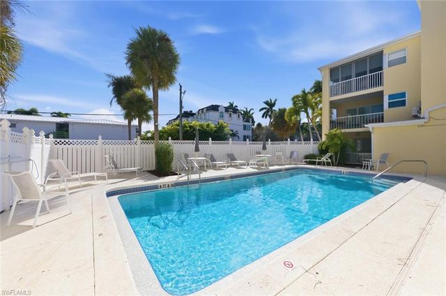900 8th AVE S 103, Naples, FL 34102