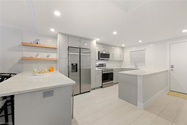 900 8th AVE S 103, Naples, FL 34102