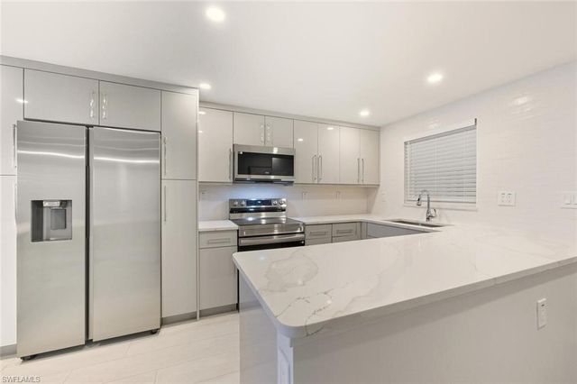 900 8th AVE S 103, Naples, FL 34102