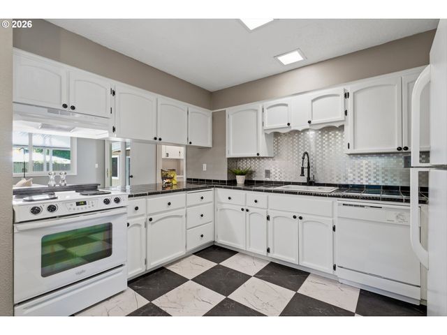 9118 N SMITH St, Portland, OR 97203
