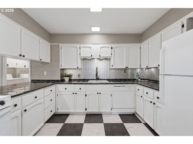 9118 N SMITH St, Portland, OR 97203