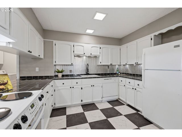 9118 N SMITH St, Portland, OR 97203
