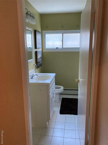 931 E Kalama Avenue, Madison Heights, MI 48071