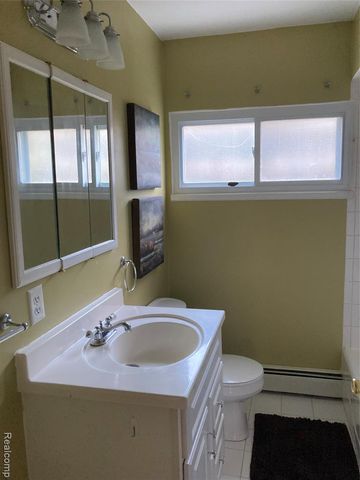 931 E Kalama Avenue, Madison Heights, MI 48071