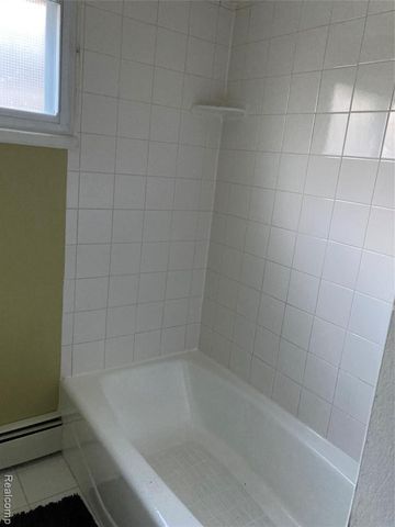 931 E Kalama Avenue, Madison Heights, MI 48071