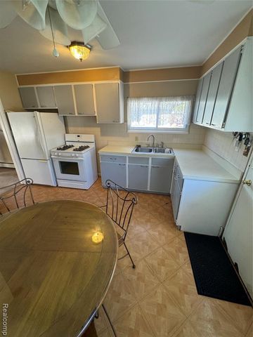 931 E Kalama Avenue, Madison Heights, MI 48071