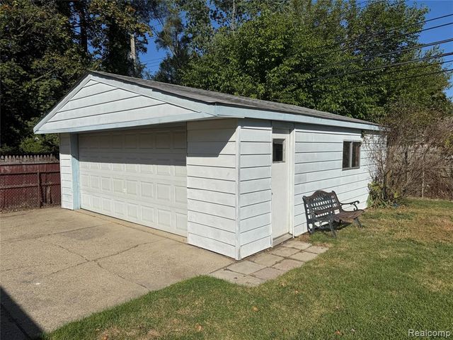931 E Kalama Avenue, Madison Heights, MI 48071