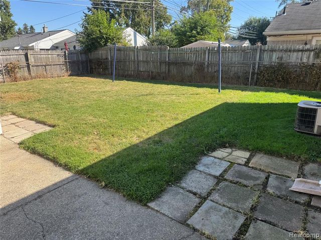 931 E Kalama Avenue, Madison Heights, MI 48071