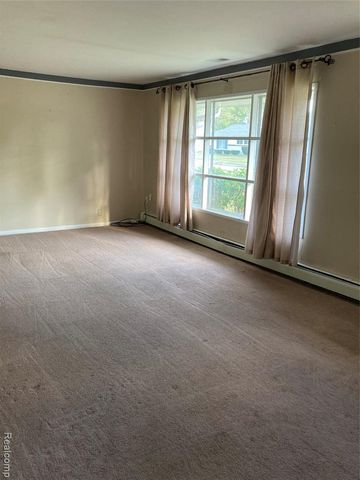 931 E Kalama Avenue, Madison Heights, MI 48071