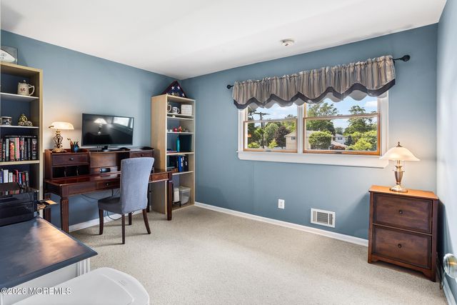 22 Meadowbrook Lane, Freehold, NJ 07728