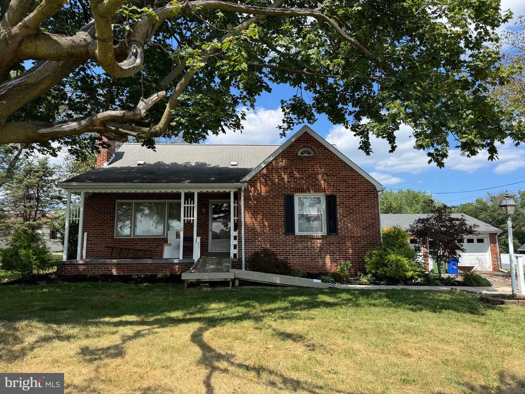 720 SINKING SPRINGS LN, York, PA 17404