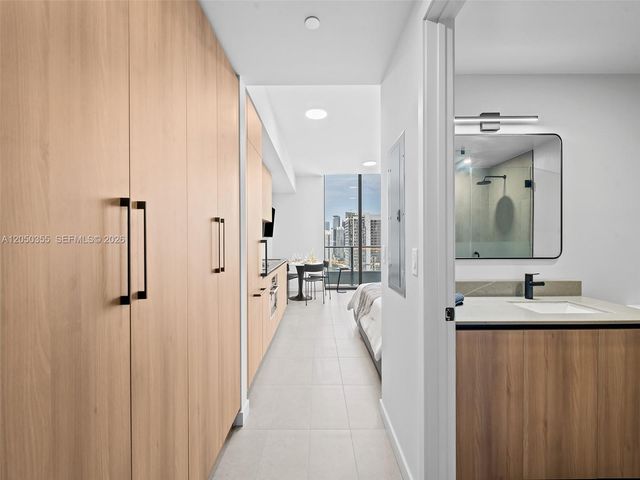 121 NE 5th St 3704, Miami, FL 33132