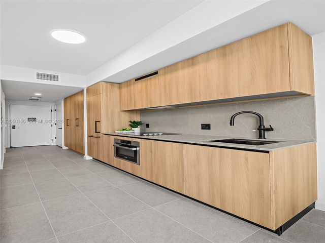 121 NE 5th St 3704, Miami, FL 33132