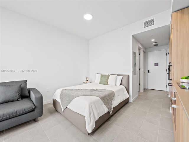 121 NE 5th St 3704, Miami, FL 33132