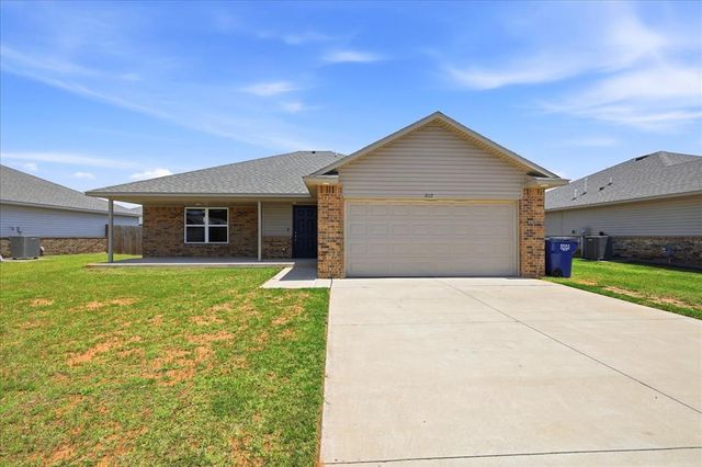 1012 S Blackjack Lane, Mustang, OK 73064