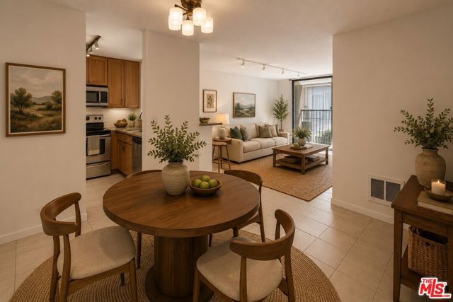 11645 Montana Avenue 206, Los Angeles, CA 90049