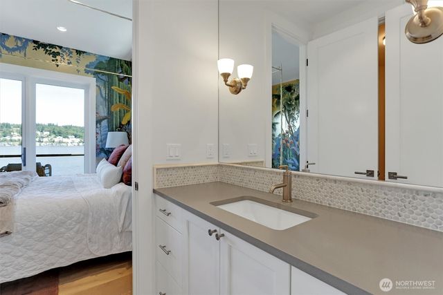 6922 96th Avenue SE, Mercer Island, WA 98040