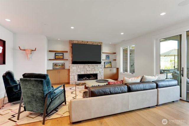 6922 96th Avenue SE, Mercer Island, WA 98040