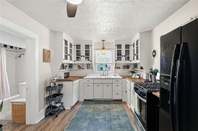 140 5th Avenue, Chardon, OH 44024