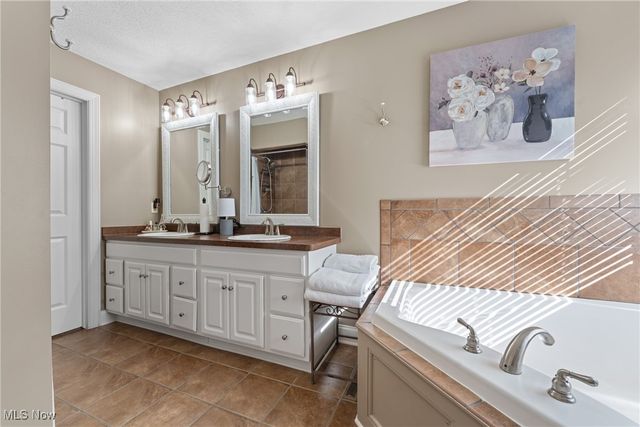 3048 Wright Road NW, Uniontown, OH 44685