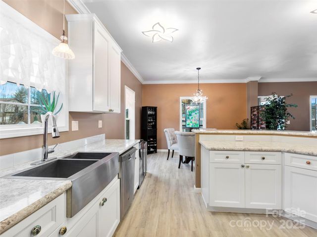 83 Moss Hill Drive, Hendersonville, NC 28792