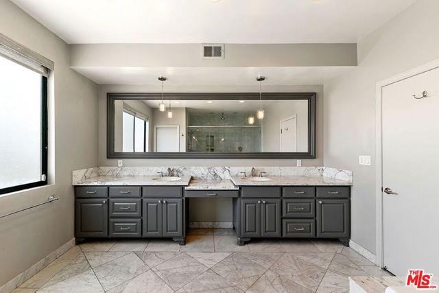 214 N Crescent Drive 3, Beverly Hills, CA 90210