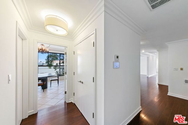 214 N Crescent Drive 3, Beverly Hills, CA 90210