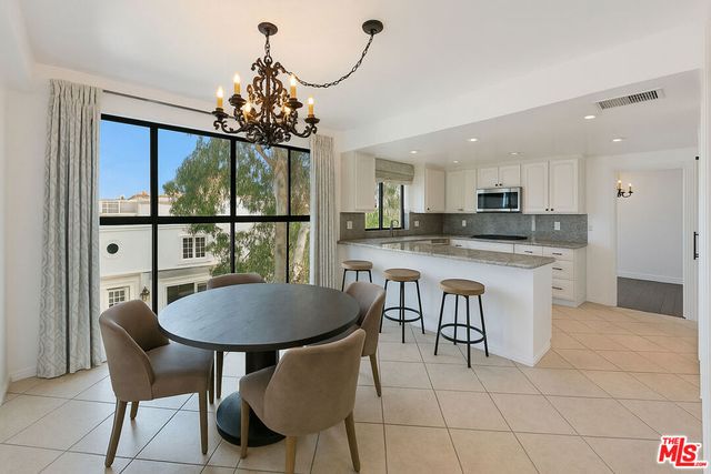 214 N Crescent Drive 3, Beverly Hills, CA 90210