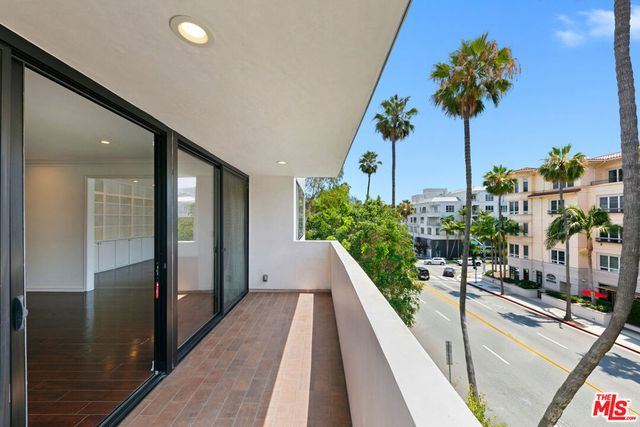 214 N Crescent Drive 3, Beverly Hills, CA 90210