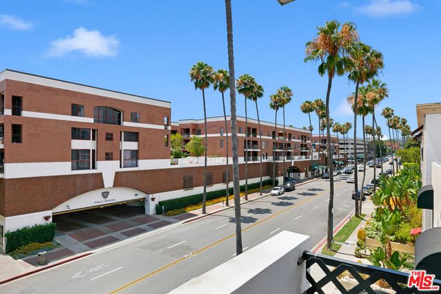 214 N Crescent Drive 3, Beverly Hills, CA 90210