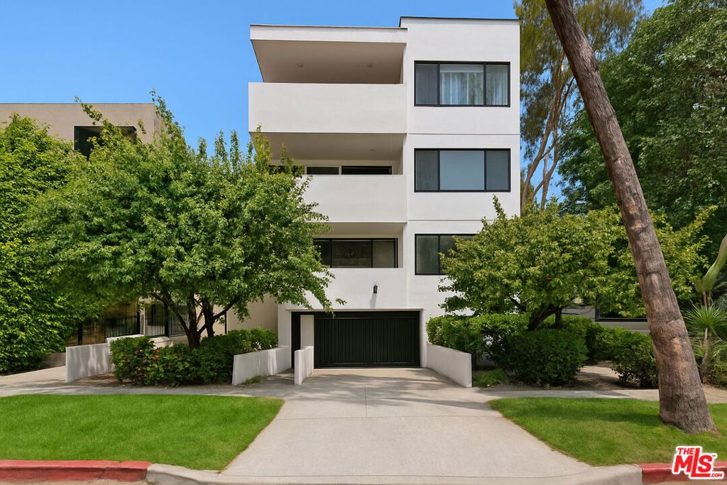 214 N Crescent Drive 3, Beverly Hills, CA 90210