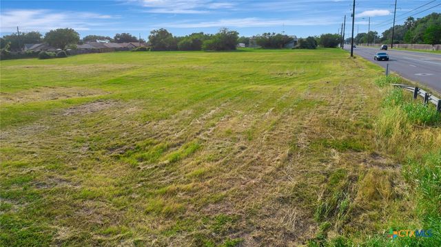 801 N John Stockbauer Drive, Victoria, TX 77904