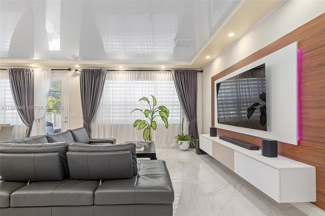 1475 Silk Oak Dr, Hollywood, FL 33021