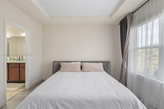 1475 Silk Oak Dr, Hollywood, FL 33021