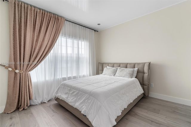 1475 Silk Oak Dr, Hollywood, FL 33021