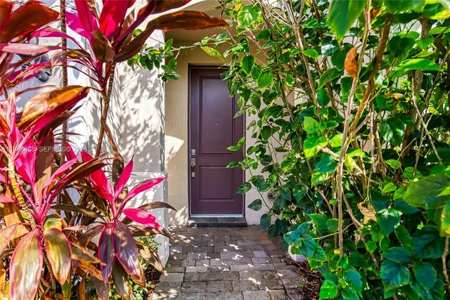 1475 Silk Oak Dr, Hollywood, FL 33021