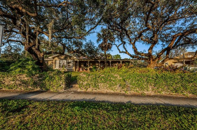 330 N SPRING BOULEVARD, Tarpon Springs, FL 34689