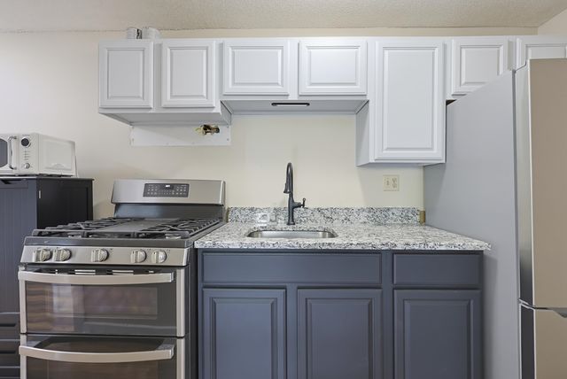 6 Brookside Dr Apt 2, Exeter, NH 03833