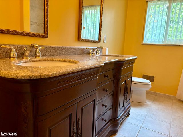 3550 Kings Point Drive, Troy, MI 48083