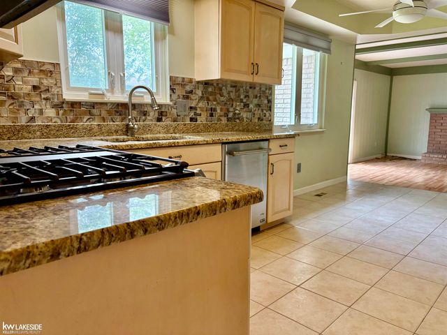 3550 Kings Point Drive, Troy, MI 48083