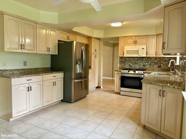 3550 Kings Point Drive, Troy, MI 48083