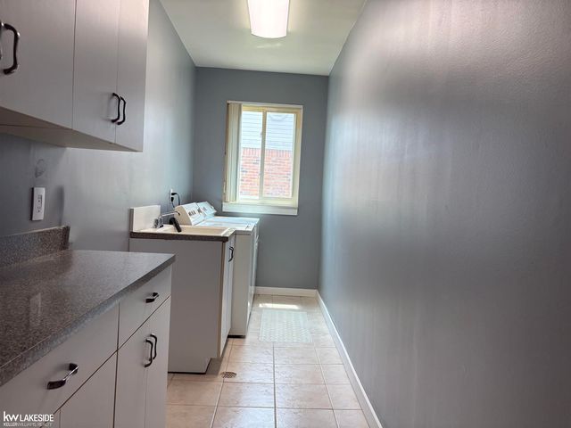 3550 Kings Point Drive, Troy, MI 48083