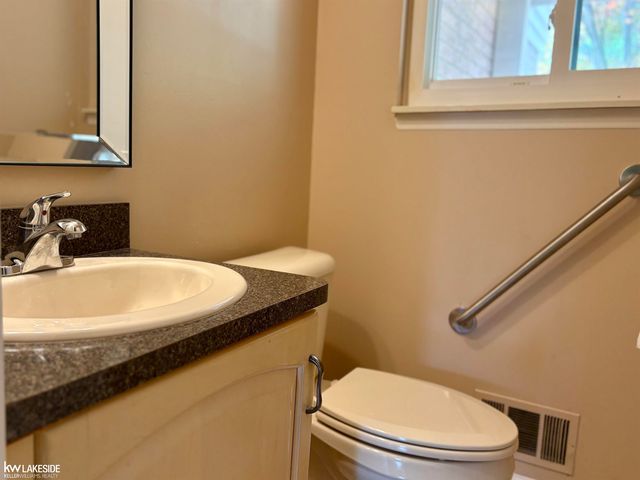 3550 Kings Point Drive, Troy, MI 48083