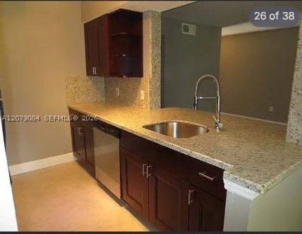 2405 NW 33rd St 1211, Oakland Park, FL 33309