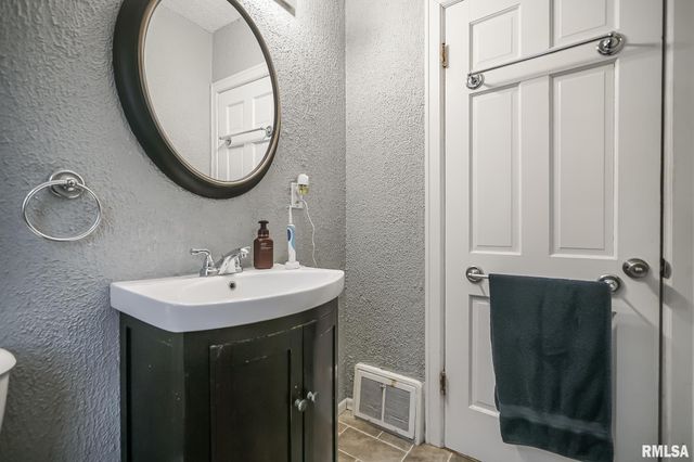 1026 E RICHWOODS Boulevard, Peoria, IL 61604